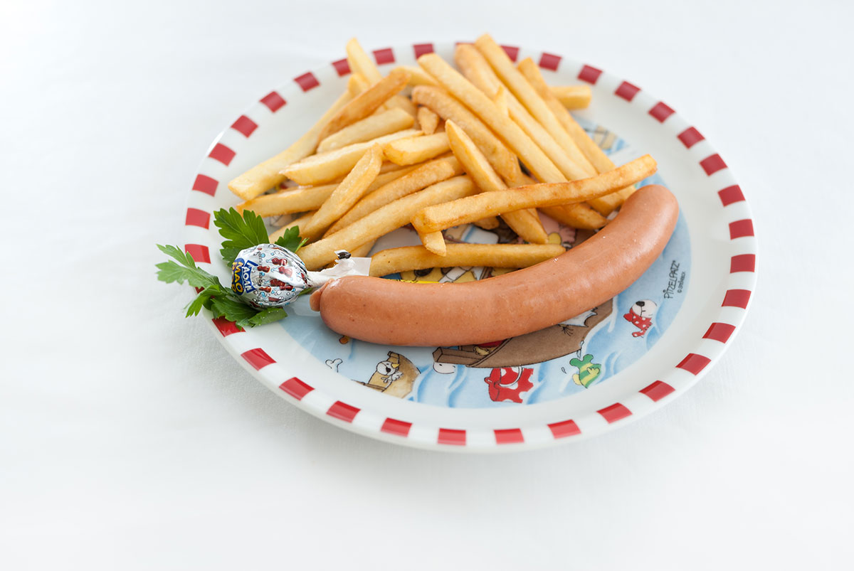 Children's plate with sausages and chips and a lollipop - Hotel Gasthof zur Sonne