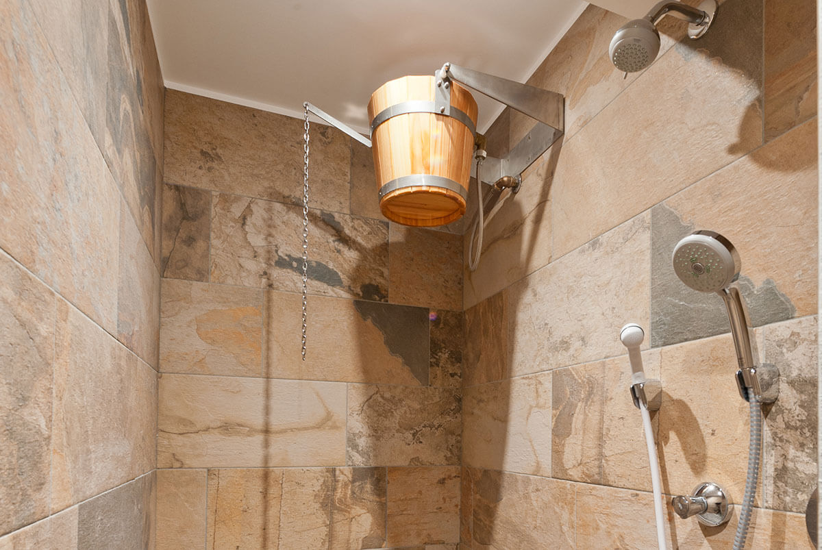 Doccia ghiacciata con secchio dopo una sessione di sauna - Hotel Gasthof zur Sonne